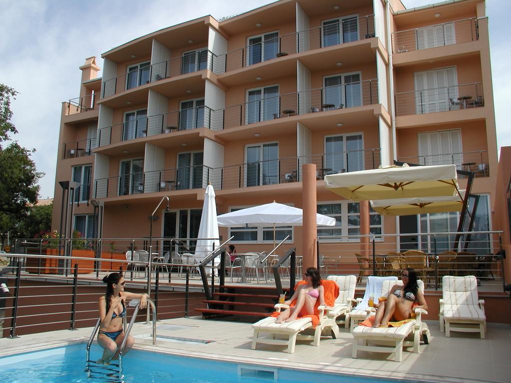 Hotel Tamaris Novi Vinodolski Bagian luar foto